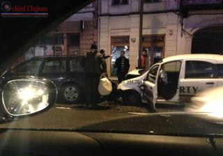 Accident in centrul Clujului! Doua autoturisme parcate, lovite de o masina de la Marty pe Bulevardul Eroilor FOTO