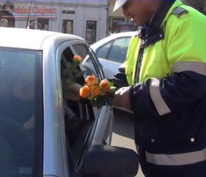 De 1 martie soferitele au fost ”amendate” cu flori si martisoare de  politistii clujeni