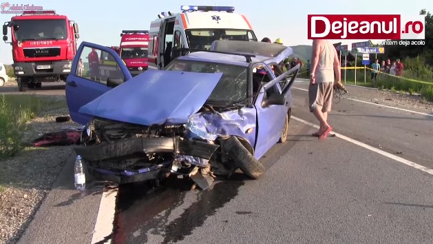 Accident la Câțcău! Impact violent între două autoturisme. Cinci persoane au fost rănite VIDEO