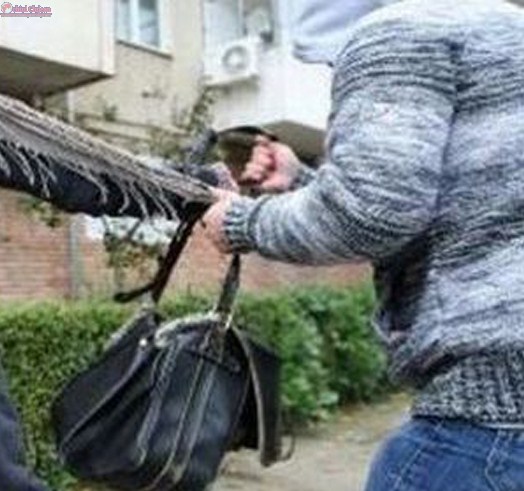 Cluj: Bătrână jefuită în timp ce stătea pe o bancă. Hoții au fost prinși de polițiștii clujeni