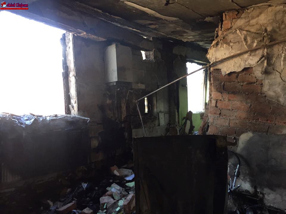 Explozie într-un bloc din Cluj-Napoca! UPDATE Un tânăr a ajuns în stare gravă la spital FOTO