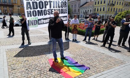 Cluj: 100 de persoane la mitingul pentru susținerea familiei tradiționale. Au călcat în picioare steagul curcubeu FOTO