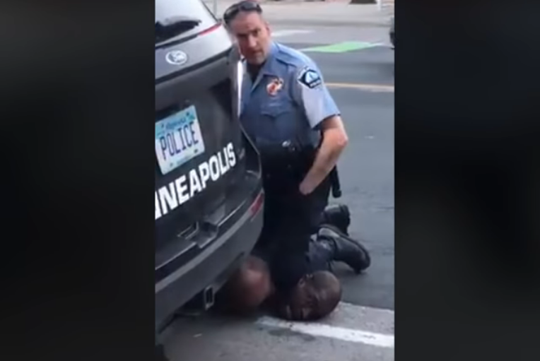 IMAGINI ȘOCANTE! American mort după ce un polițist a stat cu genunchiul pe gâtul lui  VIDEO
