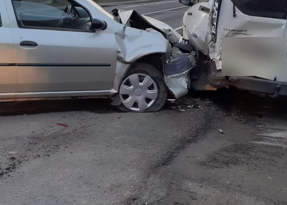 Accident cu trei mașini la Căpușu Mare. O persoană a ajuns la spital