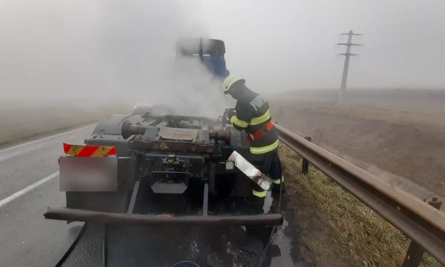 Autocamion cuprins de flăcări, la Turda